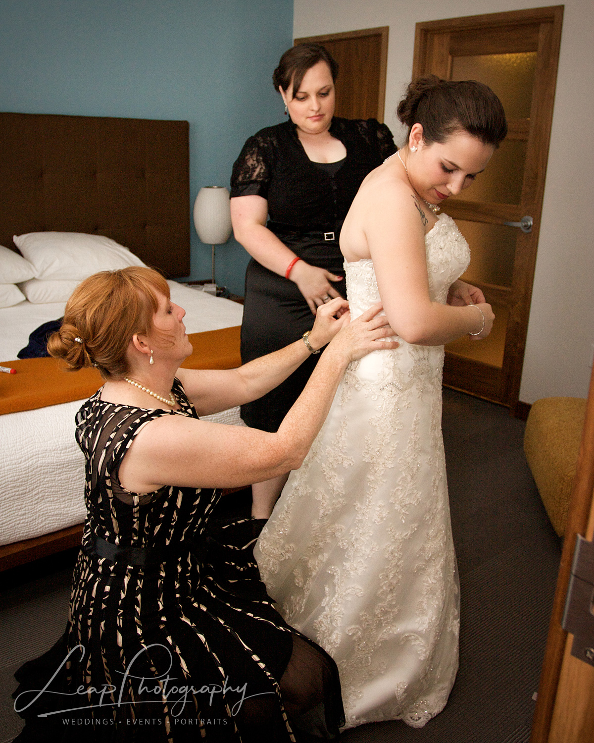 bride getting ready for boise wedding