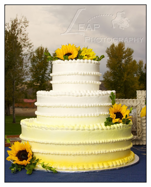 wedding cake with sunflowers