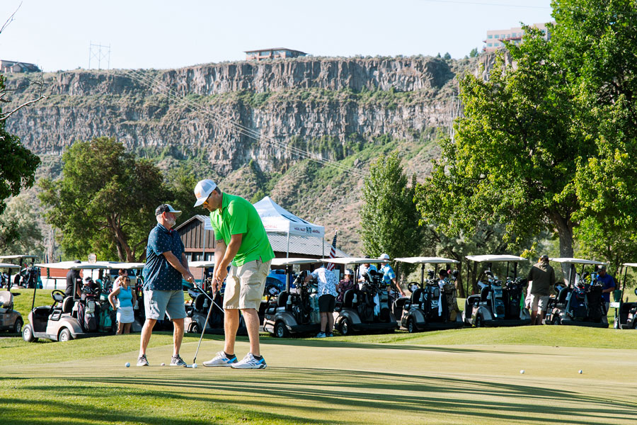 putting practice at a golf tournament